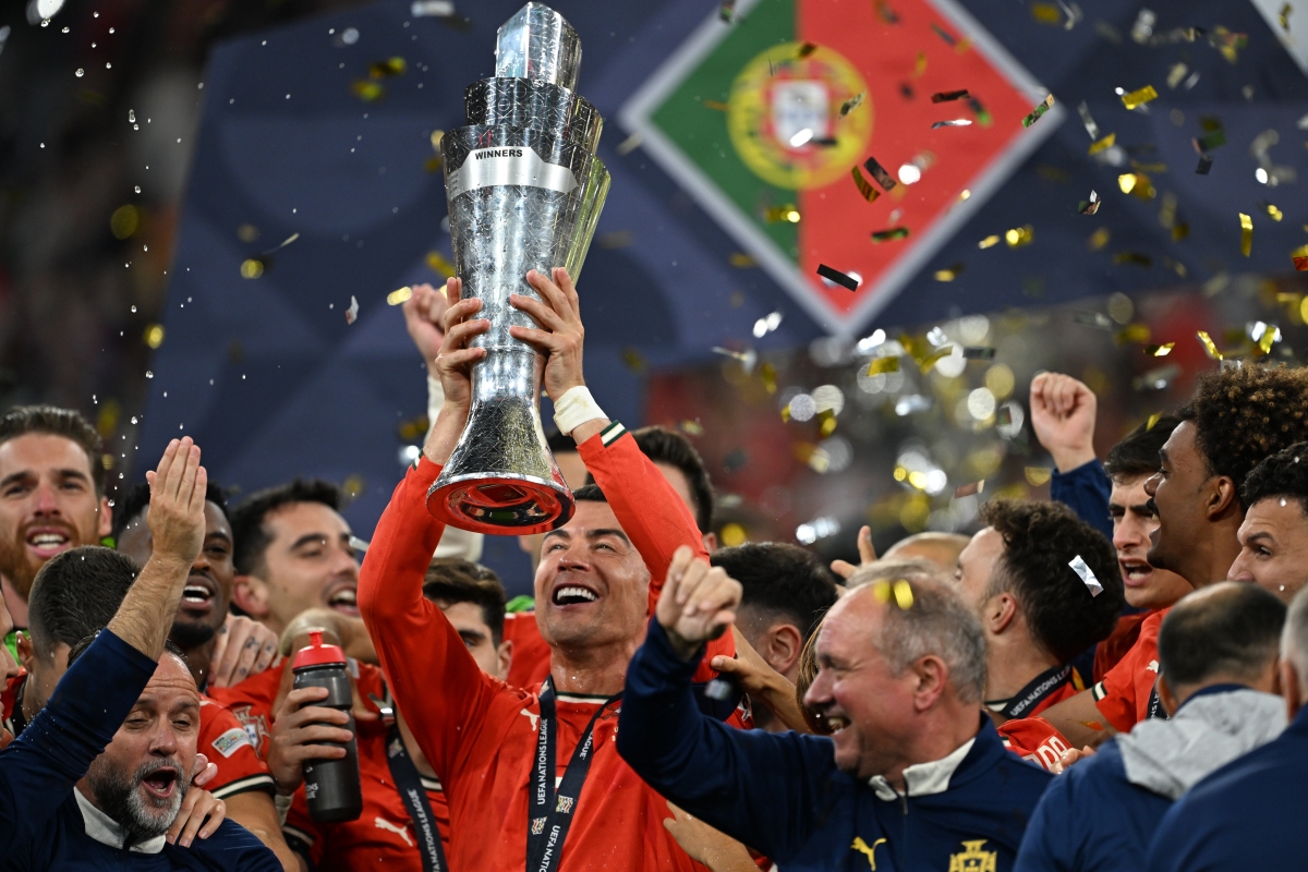 包含葡萄牙体育训练开放日；赛后主帅复盘引欢呼；NBA季后赛在即；赛程密集仍需轮换的词条